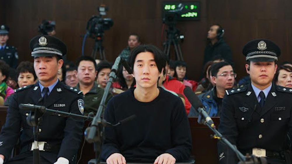 জানলে অবাক হবেন, জেসির শুনানির সময় জ্যাকি কিংবা তাঁর স্ত্রী জোয়ান কেউই আদালতে হাজির হননি। প্রভাব খাটিয়ে একমাত্র ছেলের জামিনের চেষ্টাও করেননি তাঁরা। কাঠগড়ায় দাঁড়িয়ে কেঁদে ফেলেছিলেন জেসি। আর কোনও দিন এই কাজ করবেন না বলে ক্ষমা চেয়েছিলেন। এমনকি জেলে থাকার সময় তিন পাতার একটি চিঠিতে মায়ের কাছেও এই স্বীকারোক্তি ছিল তাঁর।