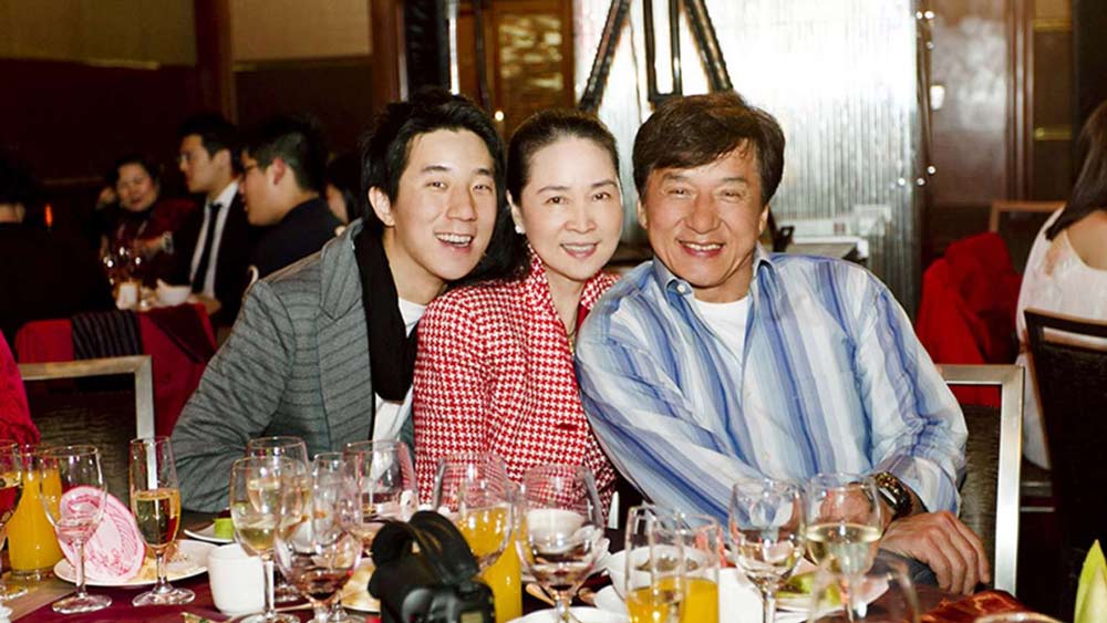 বাবার সঙ্গে খুব বেশি দেখা হয় না জেসির। জেল থেকে ছাড়া পেয়ে তাইওয়ানে দু’জনের দেখা হয়েছিল। একসঙ্গে সারা রাত গল্প করে কাটিয়ে দিয়েছিলেন বাবা-ছেলে। ছেলেকে সৎ পথে ফিরিয়ে আনার যে প্রয়াস জ্যাকি নিয়েছিলেন তা প্রশংসিত হয়েছে। জ্যাকি অবশ্য প্রথম থেকেই এই বিষয়ে খুবই সতর্ক। যে কারণে ২০১১ সালে তিনি জানিয়েছিলেন, তাঁর সমস্ত সম্পত্তির অর্ধেক দান করে যাবেন। বাকিটা থাকবে ছেলের জন্য। তাঁর যুক্তি ছিল, সামর্থ্য থাকলে ছেলে নিজে উপার্জন করে নেবে, সামর্থ্য না থাকলে তাঁর অর্থের অপচয় হবে।