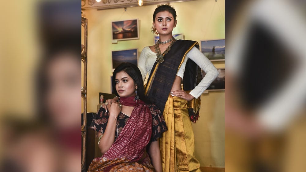 গল্ফ গ্রিনের ক্যাফে ট্র্যাভেলিস্তানে জড়ো হয়েছিলেন দুই নায়িকা। সেখানে উপস্থিত ছিলেন রূপটান শিল্পী চয়ন। কেশসজ্জার ভারও ছিল তার ওপর। পোশাকের ভাণ্ডার নিয়ে তৈরি ছিলেন দেবু (দেবাশিস)। তা ছাড়া আরও দু’টি শাড়ি এসেছিল সংঘমিত্রার বুটিক থেকে। তাঁদের সাজানোর দায়িত্বে ছিলেন বুকুন।