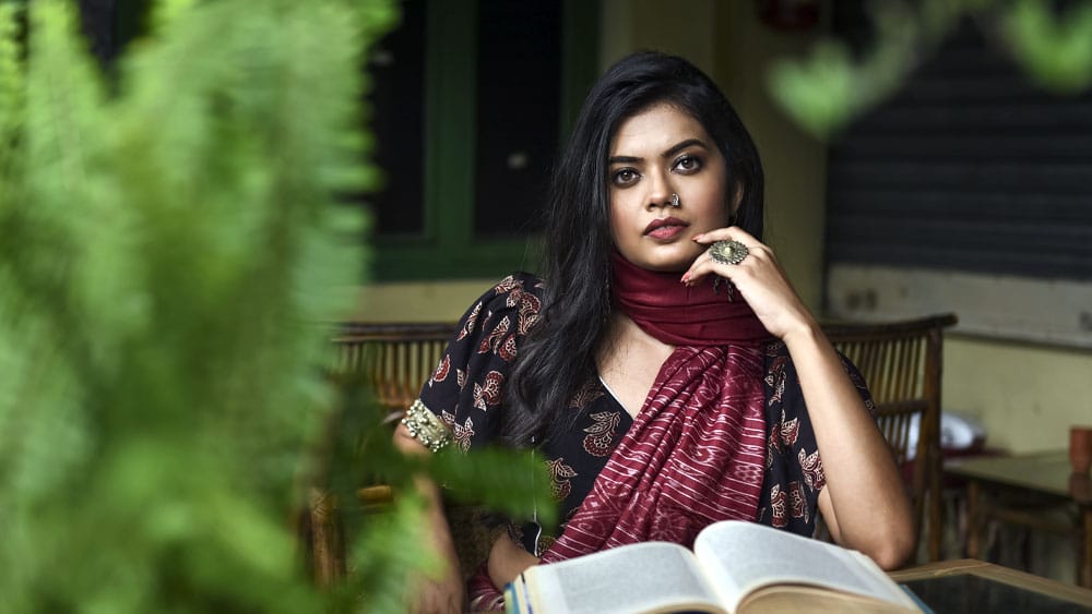 চা আর কফি খেয়ে কাজ শুরু জোর কদমে। মাঝ রাস্তায় গাড়ি থামিয়ে ছবি তুলতে তুলতে হঠাৎই বৃষ্টি শুরু! কিন্তু তাতে দমে গেলেন না অর্কজা। বৃষ্টি মাথায় একের পর এক ছবি তুললেন তিনি। কখনও শাড়ির আঁচল উড়িয়ে, কখনও বা গলায় পেঁচিয়ে।