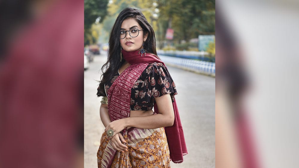 ছবি: নীল। সাজ: বুকুন। পোশাক: সংঘমিত্রা এবং দেবুজ (দেবাশিস)। রূপটান এবং কেশসজ্জা: চয়ন রায়। স্থান: ট্র্যাভেলিস্তান ক্যাফে। গয়না: রঙ্গিলী। পরিকল্পনা: তিস্তা রায় বর্মণ।