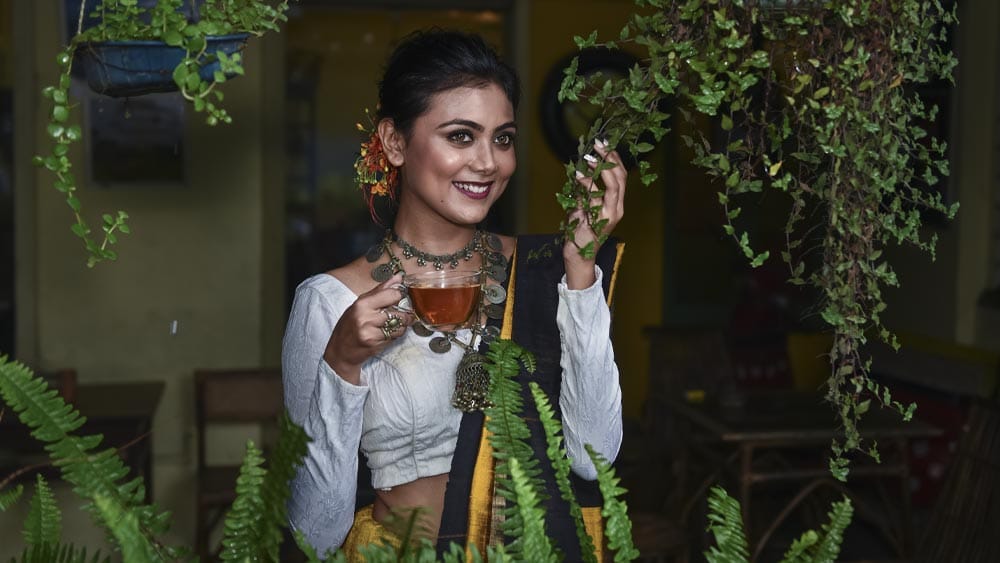 দুপুরে স্ট্রোগোনফ এবং স্প্যাগেটি খেয়ে পেটপুজো সম্পন্ন হল। তার পর ডাবের জল, চা আর কফির মধ্যে শক্তি সঞ্চয় করে আবার কাজ শুরু। ইধিকা নামলেন মাঠে। ‘কপালকুণ্ডলা’ বা ‘রিমলি’-র এমন রূপ সচরাচর চোখে পড়ে না। আজ তিনি নতুন চরিত্রে। মহাষষ্টীতে দেবী দুর্গার আর এক রূপ যেন।