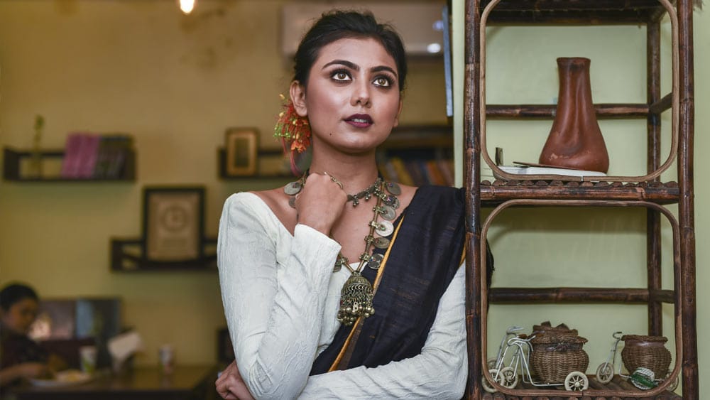 একক ছবির পালা মিটতেই ইধিকার সঙ্গ নিলেন অর্কজা। পায়ে সরু সরু হিল পরেই ভাঙাচোড়া বাসের ভিতর দাঁড়ালেন দু’জনে। নড়বড়ে বাস মাঝে মধ্যেই তাঁদের সাবধান করে দিচ্ছিল বটে। কিন্তু কাজে ইতি পড়ল না।