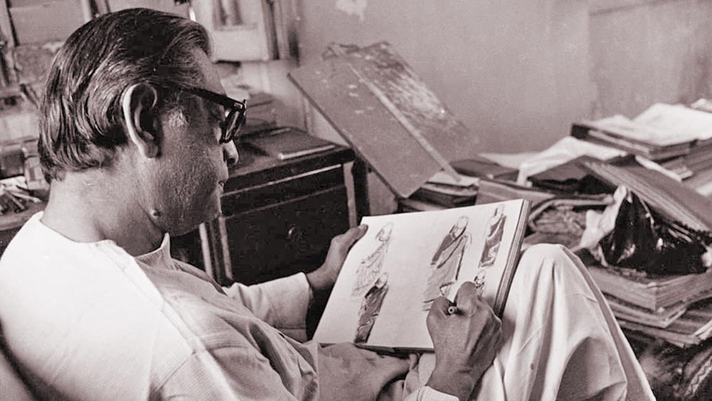 ১৯৪০-এ কলকাতায় পড়াশোনার পাট চুকিয়ে সত্যজিৎ শান্তিনিকেতনে যান কলাভবনে ছবি আঁকা শিখতে। এর বছর কয়েক আগে কলকাতায় এক সাহিত্য সভায় তাঁর সঙ্গে দেখা হয় রবীন্দ্রনাথের। তিনি বলেছিলেন, “আমার আশ্রমে চলে এসো না কিছু দিনের জন্য।” পরে মায়ের কাছে সত্যজিৎ শুনেছিলেন, রবীন্দ্রনাথের নাকি এটি অনেক দিনের ইচ্ছে।