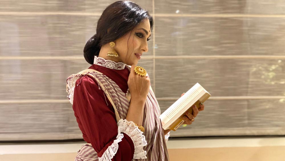 চারুলতার ডুরে শাড়িতে অভিনেত্রী ঋতুপর্ণা সেনগুপ্ত মনে করিয়ে দিলেন অভিনেত্রী মাধবী মুখোপাধ্যায়ের কথা। “সত্যজিৎ রায় চারুলতার শাড়ি নিজের ভাবনায় তৈরি করে নিয়েছিলেন,” বলেছেন মাধবী মুখোপাধ্যায়।
