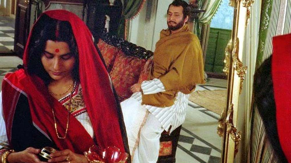 রবীন্দ্র কাহিনির একটি সংযোজন ‘ঘরে বাইরে’ (১৯৮৪)। ছবিটি স্বদেশী ভাবনার উপরেই চিত্রায়িত হলেও বিমলা, নিখিলেশ আর সন্দীপের রসায়ন এই ছবির মানবিক রসায়নকে সামনে এনেছে। শেষে বিমলার সিঁদুরের টিপ মুছে গিয়েছে কপাল থেকে, রঙিন শাড়ি পাল্টে হয়েছে সাদা থান। বিমলার জীবনে দুই ভাললাগার পুরুষ একজন নিখিলেশ আর এক জন সন্দীপ। ঠিক তেমনই বিমলার শাড়ি। কালো জমির নরম বুনটে চওড়া লাল পাড়ের কস্তা শাড়ি যেন প্রেমের স্পর্ধা হয়ে আসে। মাঝে সরু সাদা রঙের ব্যবহার বিমলাকে রিক্ত করে দেয়। শাড়িতেই থেমে থাকেননি শ্যাম। সূক্ষ্ম সুতোর কাজের বাহারে হুবহু মিলিয়ে দিয়েছেন বিমলার ব্লাউজ। বাংলায় একদা জ্যাকেটের ব্যবহার থেকে সত্যজিৎ বিমলার মুক্তির আনন্দকে ব্লাউজের রঙিন সুতোর কাজে গেঁথে দিয়েছিলেন। জ্ঞানদানন্দিনী থেকে কাদম্বরী, শাড়ির সঙ্গে জ্যাকেট পরতেন। সত্যজিতের বিমলার ঘর থেকে বাইরে এলেন ব্লাউজ পরে।