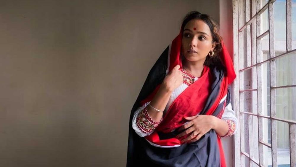 অভিনেত্রী তুহিনা দাস যখন সেই লাল কালো আর সরু সাদার শাড়ি নিজের শরীরে জড়িয়ে নিলেন তখন যেন ঘর আর বাইরের প্রতীক হয়ে উঠলেন।