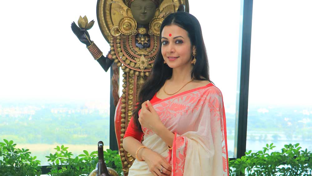 নারীর অন্দর কথা জানিয়ে গেল শাড়ি। সত্যজিতের নায়িকার মতো সেজে উঠলেন কোয়েল মল্লিকও। কোয়েলের কথায়, ‘‘পুজোয় আমার লাল পেড়ে সাদা শাড়ি সব চেয়ে প্রিয়। শ্যাম আমার জন্য ‘অরণ্যের দিনরাত্রি’-র জয়ার মতোই সাদা-কালো নকশায় লাল রং ঢেলে দিয়েছেন । আনন্দবাজার অনলাইনের জন্য সেই শাড়িতেই সেজে উঠলাম।’’ কৃতজ্ঞতা স্বীকার: ঋতুপর্ণা সেনগুপ্ত, কোয়েল মল্লিক, শৈবাল বসু, তুহিনা দাস, রীণা জানা, মধুবনী চট্টোপাধ্যায়