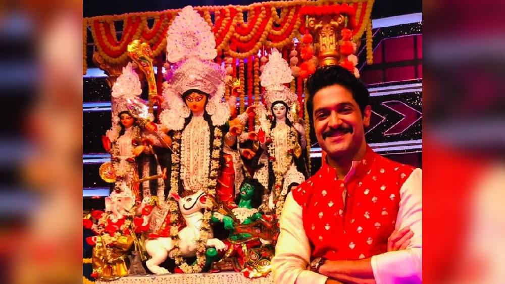 বহু বছর হয়ে গিয়েছে, নিজের জন্য পুজোয় কেনাকাটা করা ছেড়ে দিয়েছি। তবে মা, বাবা, বোনকে উপহার দিতে ভুলি না।