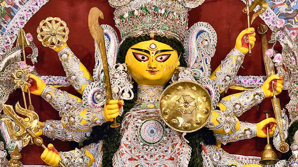 হাজরার একটি মণ্ডপে সাবেকি প্রতিমা। 