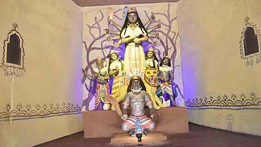 মূর্তিতে আদিবাসী সংস্কৃতির ছোঁয়া। বিষ্ণুপুর আঁইশবাজার সর্বজনীন দুর্গোৎসবে।