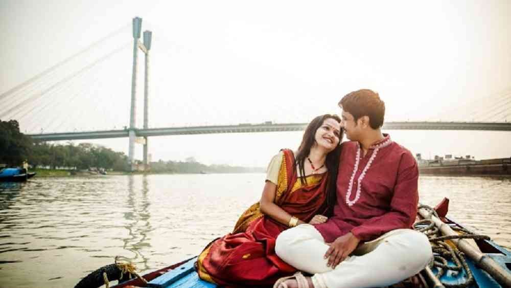 প্রথমবার প্রেমিকের সঙ্গে বেরোবেন আর শাড়ি পরবেন না, তাও কী হয়! 