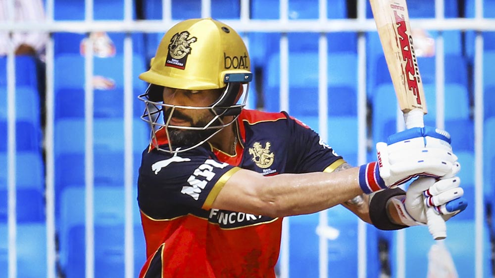 সোমবার কেকেআর-এর বিরুদ্ধে ৩৩ বলে ৩৯ রান করেন কোহলী। অধিনায়ক হিসেবে প্রথম ম্যাচেও একই রান করেছিলেন তিনি। ২০১১ সালে রাজস্থান রয়্যালসের বিরুদ্ধে সেই ম্যাচে ৩৪ বলে অপরাজিত ৩৯ রান করেছিলেন। ভেট্টরি না খেলায় সেই ম্যাচে কোহলী দলকে নেতৃত্ব দেন।