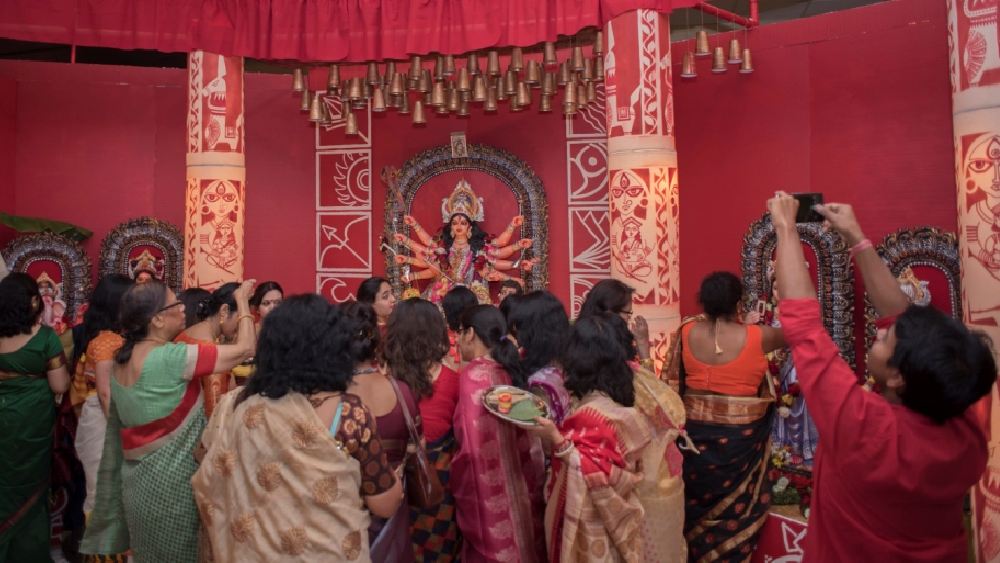 পুরো চারদিন ধরে সাবেকি পুজো না হলেও অনুষ্ঠানের খামতি কিন্তু কিছু থাকে না।
