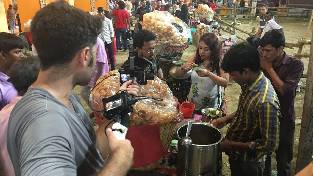 ফুচকা ছাড়া পুজো জমে না। জিভে জল আনা ফুচকা খেতে চলে যান দক্ষিণাপনের সামনে। 