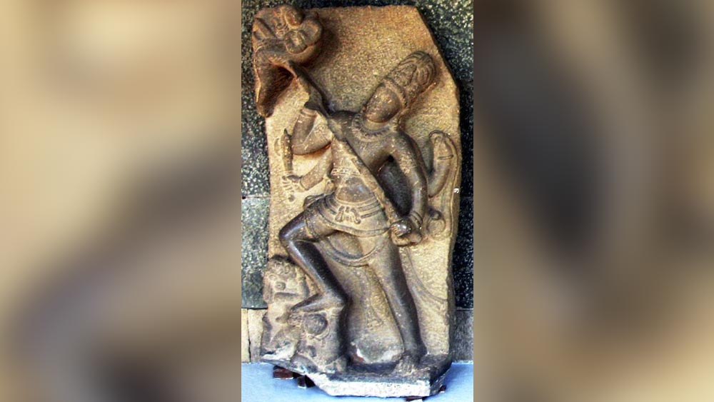 মৃত্যুকালে অন্ধককে শিব তাঁর প্রকৃত জন্মবৃত্তান্ত জানান। অনুতপ্ত অন্ধক তিন বার শিবের নাম করে মারা যান। কিন্তু যে হেতু তিনি ব্রহ্মার বরে অমর, তাই আবার তাঁকে বেঁচে উঠতে দেখা যায়। শিব তাঁকে তাঁর ‘গণ’ বা অনুচরদের প্রধান হিসেবে নিযুক্ত করেন। অন্য মতে, শিব তাঁর তৃতীয় নয়নে তাঁকে দগ্ধ করে হত্যা করেন।