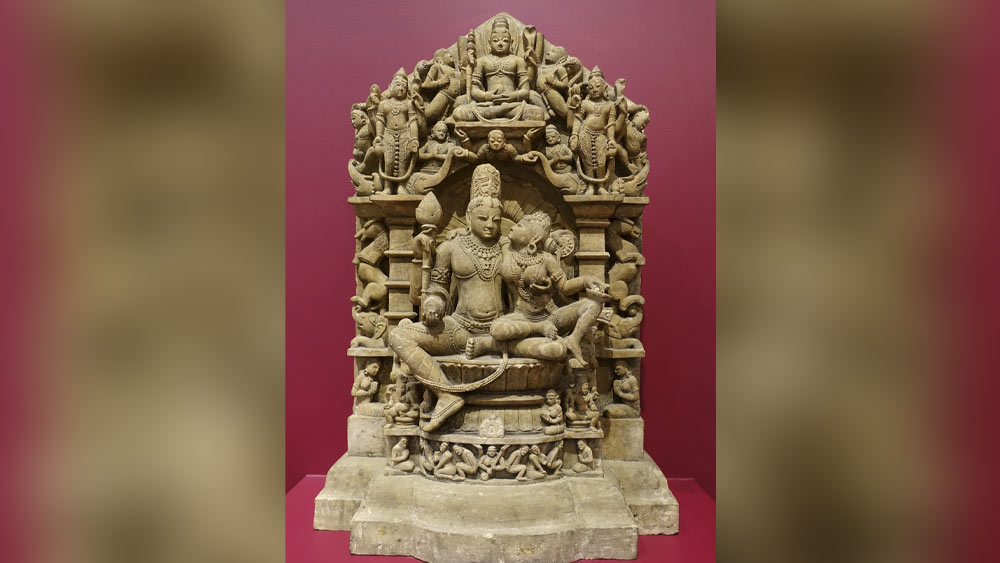 অন্ধকের এই কাহিনি অন্য ভাবেও উল্লিখিত হয়েছে অন্যান্য পুরাণে। কোথাও তাঁকে অন্য দেবতা বা প্রাকৃতিক শক্তির সন্তান হিসেবেও দেখানো হয়েছে। কিন্তু বাকি কাহিনি ‘শিব পুরাণ’-এর মতোই। এখানে মনে রাখা দরকার, শিব ও তাঁর ‘শক্তি’ পার্বতী— দু’জনেই আদিতম অস্তিত্বের প্রতীক। এখানে শিবের চোখ ঢেকে দেওয়া ও তার কারণে অন্ধকের অন্ধত্বও যেন অন্য কোনও রহস্যের ইঙ্গিত দেয়। মহাশক্তির অন্ধত্ব যেন জমাট বেঁধে ভয়ঙ্কর এক দানবের রূপ নিচ্ছে, যাকে তার মা পর্যন্ত সহ্য করতে পারছেন না।