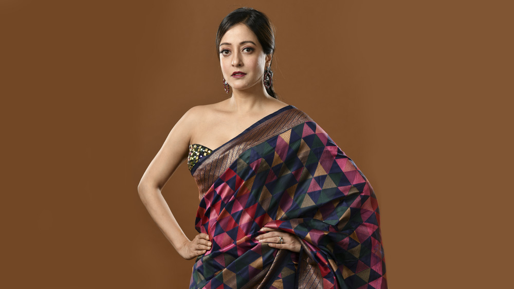 দাশুর সঙ্গে ছেঁড়া জিন্স আর টি-শার্টে ঘড়ির কাঁটা ধরে তিনি হাজির। রাইমা সেন। গোল গোল চোখে তার সবচেয়ে প্রিয় দাশু চিত্রগ্রাহক সোমনাথ রায়ের স্টুডিয়ো ঘুরে ঘুরে দেখছে। ঝপ করে নরম তুলতুলে দাশুকে কোলে নিয়ে রাইমা বললেন, ‘‘ও আমার সব। আমার সঙ্গে সব শ্যুটে ও যায়। তবে কাউকে বিরক্ত করে না।’’