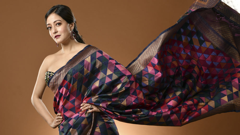 রূপটান শিল্পী নবীন দাস রাইমাকে সাজাতে বসলেন। রাইমাকে তো সাজাতে হয় না। অল্প 'টাচ আপ'। তাতেই মোহময়ী। রাইমাও তাতেই স্বাচ্ছন্দ্য বোধ করেন। পুজোতে শাড়ি কেনা হয় না রাইমার। ‘‘মা আমাকে আর রিয়াকে অবশ্য কিছু না কিছু দেয়। দিদিমা আর মায়ের এত শাড়ি যে আমরা আর শাড়ি কিনি না,’’ বললেন রাইমা।