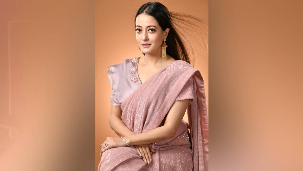 দুই বন্ধুর গল্পের মাঝেই শুরু হল সপ্তমীর সাজ।