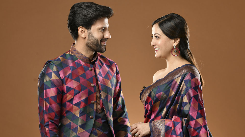 রাইমা এসে দাঁড়ালেন ক্যামেরার সামনে। স্যান্ডি তখন তাঁর ব্লাউজের সাজ ঠিক করছেন। নিখিল একটু দূরে রাইমার দিকে তাকিয়ে। রাইমা ডেকে নিলেন নিখিলকে।