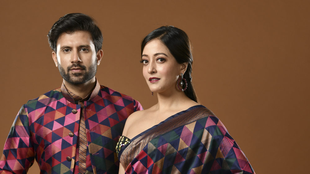 চলল খাওয়া ঘিরে প্রশ্ন-উত্তরের পর্ব। রাইমা: মাংস খাও তুমি? পুজোয় পাঁঠার মাংস খাবই আমি। নিখিল: না মাংস সে ভাবে খাই না। তবে পুজোয় যা যা ইচ্ছা করে, তা-ই করি। রাইমা: ডায়েট করছ? নিখিল: না, তেমন না। তবে আজকাল খেতে ইচ্ছা করে না। সকালে ডিম ভাজা খেয়েছি। তাতেই পেট ভরে গিয়েছে। এখন আর খাব না।