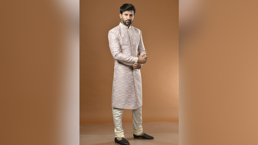 রাইমা একসঙ্গে অনেক গল্প করে চললেন নিখিলের সঙ্গে। নিজের ফোন নিখিলের হাতে দিয়ে ইনস্টাগ্রামের কিছু সেটিং শিখে নিলেন। অন্য দিকে নিখিল বলে ওঠেন, ‘‘রাইমা এ বারের পুজো তো তোমার। চারদিকে তোমার মুখ। কত ব্র্যান্ডের হয়ে কাজ করছ!’’