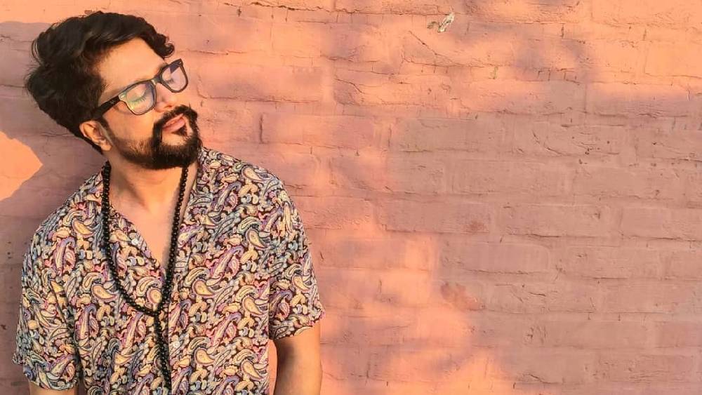 আজকাল প্রয়োজনবোধে আমরা সবাই হিন্দু-মুসলিম। যদিও বন্ধুত্ব, সম্পর্ক, ভাললাগা, ভালবাসা, শ্রদ্ধা ধর্ম মানে না।