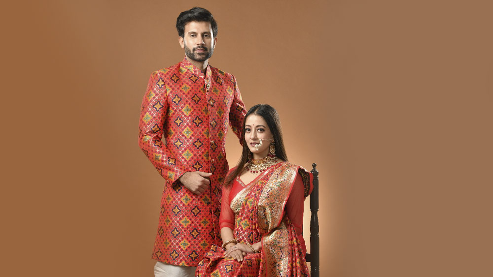 পরের পোশাক লালের স্পর্ধায় জড়ানো। লাল ভালবাসার রং। নিখিল এক রঙা কাপড়ের পাঞ্জাবি আর রাইমা সেই রঙের শাড়িতে সাক্ষাৎ দেবী হয়ে এলেন। স্যান্ডি হাতে ত্রিশূল ধরিয়ে দিতে নীরবে বেজে উঠল মহালয়ার দেবী আরাধনার গান।