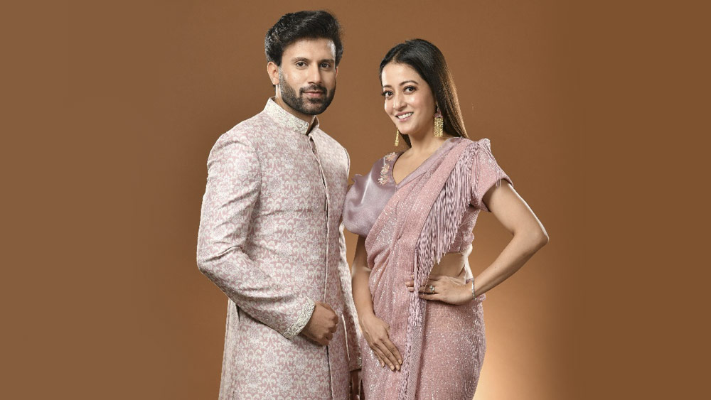 এ বার ফেরার পালা।এগিয়ে এলেন নিখিল, ‘‘চলো, আমি তোমাকে বাড়ি পৌঁছে দিচ্ছি।’’ রাইমা বললেন, ‘‘আমার তো গাড়ি আছে। আর আমার সঙ্গে দাশুও যাবে। এত কিছু...।’’