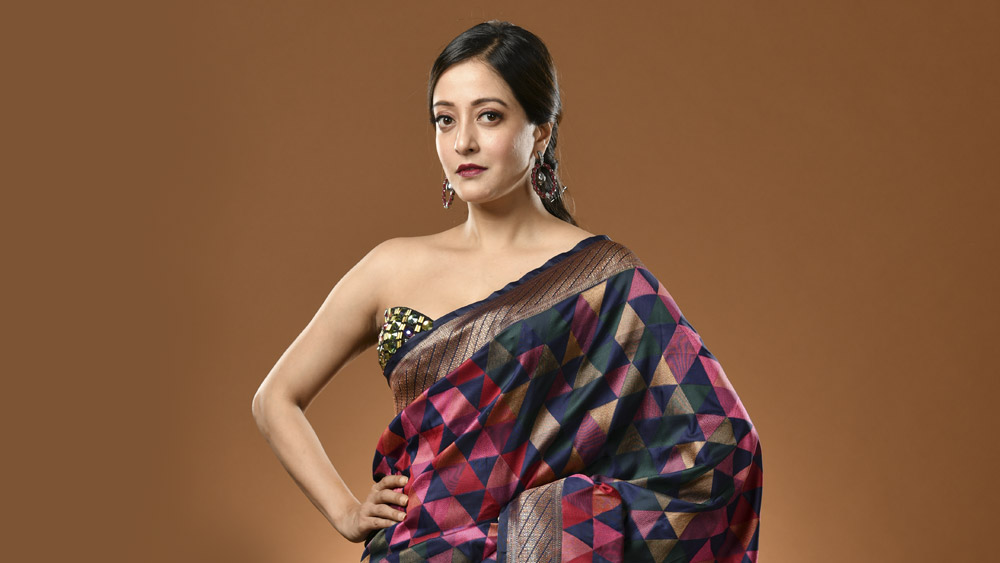 বন্ধুত্বের রং দু’জনের পোশাকে গাঢ় হয়ে ওঠে। কাঁধখোলা ব্লাউজে রাইমার সম্মোহনে কোথাও যেন মুগ্ধ নিখিল! শুধুই বন্ধুত্ব? প্রসঙ্গ উঠতেই ফোঁস করে ওঠেন রাইমা, ‘‘যা নয় তাই লেখা হচ্ছে আমাকে নিয়ে। আমি কোনও চিত্রগ্রাহকের সঙ্গে ছবি কি তুললাম, আর ১০টি গল্প হয়ে গেল। আমার কিছু যায় আসে না। কিন্তু আমার মা-বাবা আছেন। তাঁদের বন্ধুরা এই সব মিথ্যা গল্প ওঁদের পাঠান। খুব খারাপ লাগে। ভীষণ রেগে যাই।’’