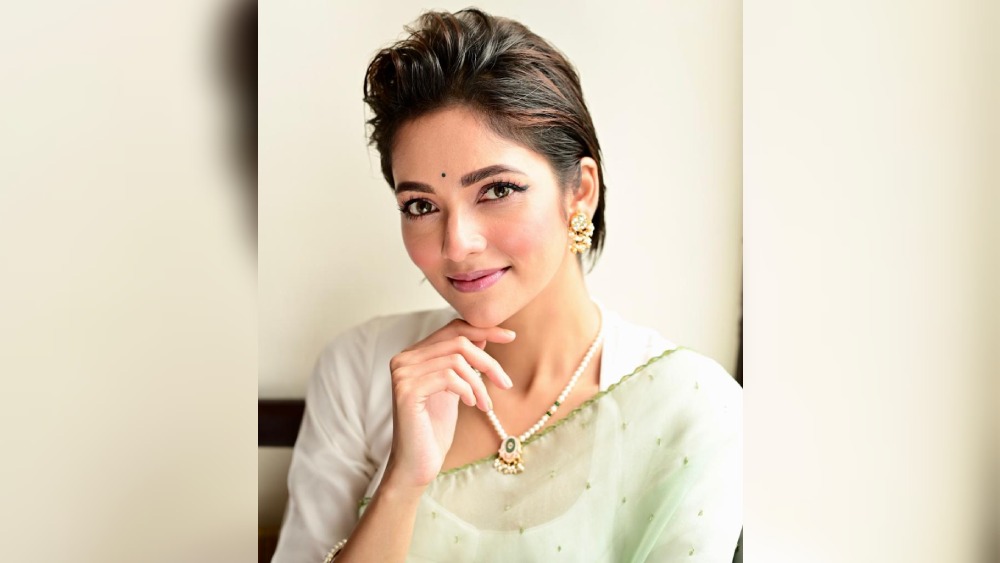 তিনি এমন একজন বাঙালির সঙ্গে নাম ভাগ করেন, যিনি বিশ্ব-সুন্দরী (‘মিস ইউনিভার্স’) হয়েছিলেন। তবে ইনিও রূপে কম যান না। সুস্মিতা চট্টোপাধ্যায়। এই বছরই ‘প্রেম টেম’ ছবির হাত ধরে টলিউডে অভিষেক হয়ে গিয়েছে তাঁর। পুজোর মরসুমে কেমন সেজে উঠলেন অভিনেত্রী?