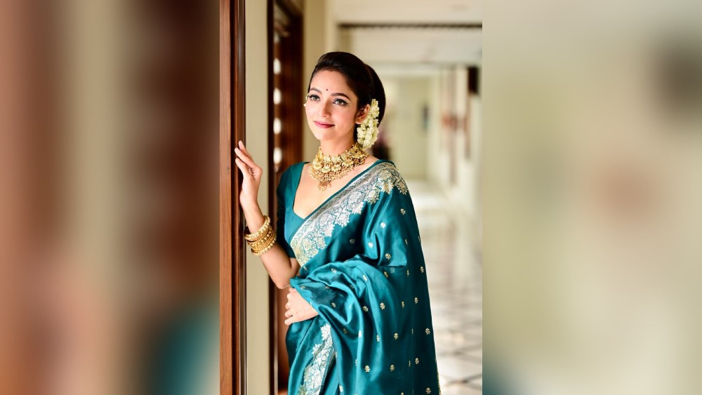 বঙ্গ নারী, অঙ্গে শাড়ি। আর পুজো এলে বাঙালি কন্যের গায়ে শাড়ি উঠবে না তাও কি হয়? সুস্মিতাও সেজে উঠলেন রকমারি শাড়িতে।