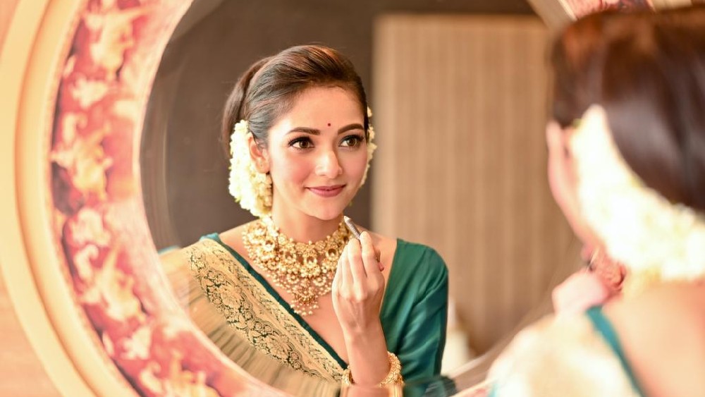 টানা টানা করে আঁকা দুই চোখ, মাথার পিছনে খোঁপায় শোভা পাচ্ছে সুগন্ধী জুঁইফুলের মালা, আর গলা জুড়ে ভারী সোনার গয়না। ভ্রূ-যুগলের মাঝখানে ছোট্ট টিপ। একবিংশ শতক নয়, সুস্মিতা যেন সেই ’৬০ কিংবা ’৭০-এর বাংলা ছায়াছবির নায়িকা।