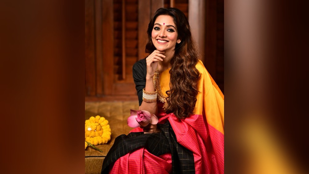 একরঙা শাড়ি ছেড়ে এ বার বর্ণিল-বাহারি শাড়িতে সেজে উঠলেন কন্যা। কালো, গোলাপি, সোনালি রঙের সমাবেশে, উৎসবের সাজে ঝলমলে অভিনেত্রী।