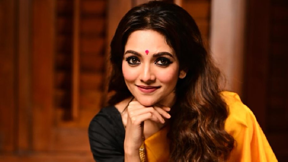 এলো চুল, ঝোলা হার, আর টিপ— এতেই মাতিয়ে দিলেন সুস্মিতা। আর কাজলকালো চোখের চাহনি বুঝিয়ে দিল, তা সহজেই কাবু করতে পারে অনেককে।