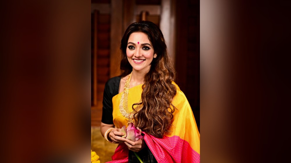 পদ্ম হাতে যখন মৃদু হাস্যে দাঁড়ালেন ক্যামেরার সামনে তখন তিনি সত্যিই ‘সু-স্মিতা'। আর দূরের নায়িকা নন, যেন পাশের বাড়ির আদরের মেয়ে।