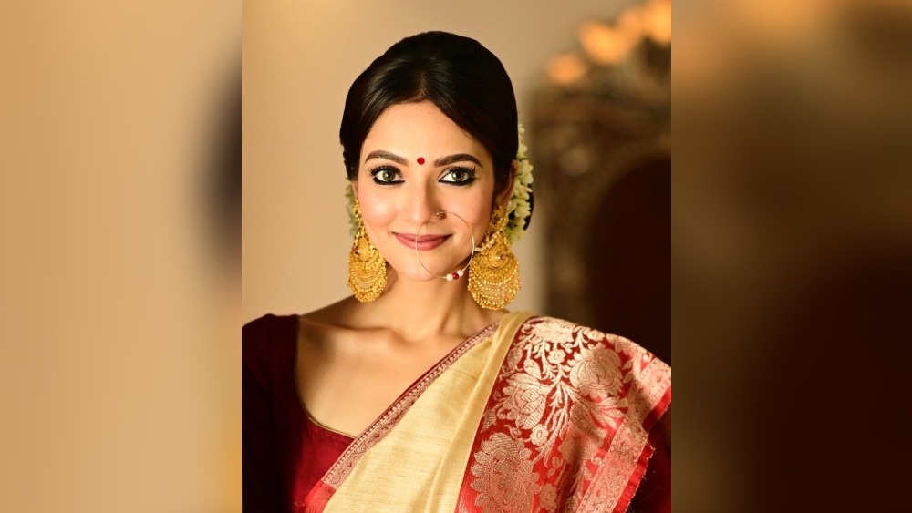 সব শেষে সেজে উঠলেন বিজয়ার সাজে। লাল পাড়, ঘিয়ে রঙের শাড়িতে স্মিত হাসিতে সুস্মিতা বঙ্গ-তনয়ার চিরন্তনী সাজেই হয়ে উঠলেন অনন্যা। ছবি: শিলাদিত্য দত্ত, বিপ্রদীপ চক্রবর্তী। রূপটান: অভিজিৎ পাল, সানন্দা লাহা (সহকারী)। পোশাক শিল্পী: রাজ বন্দ্যোপাধ্যায়।