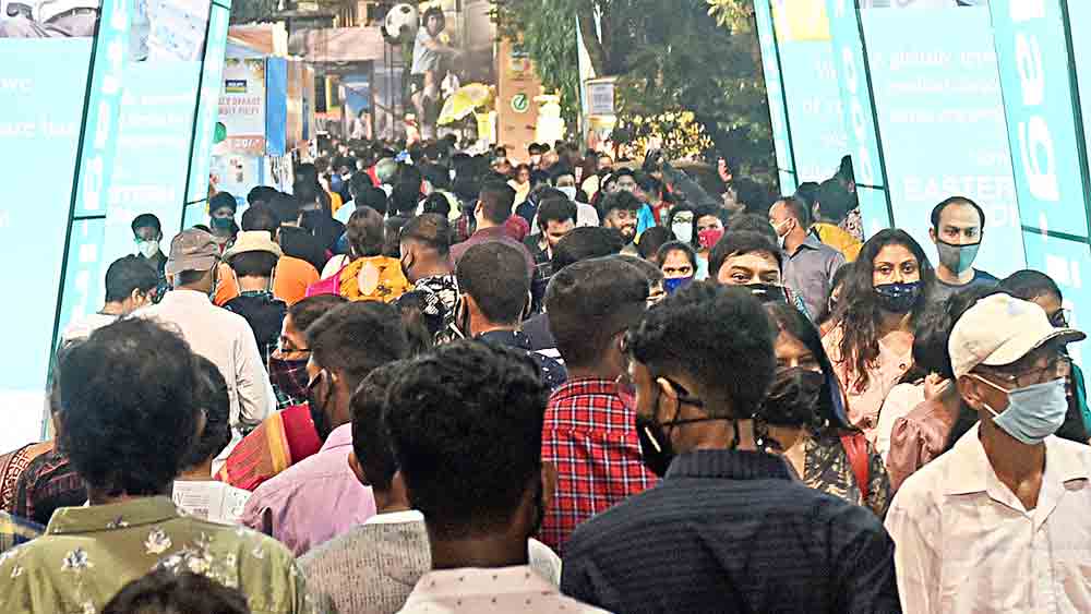 শিবমন্দিরে উপচে পড়ছে ভিড়। দীপঙ্কর মজুমদার