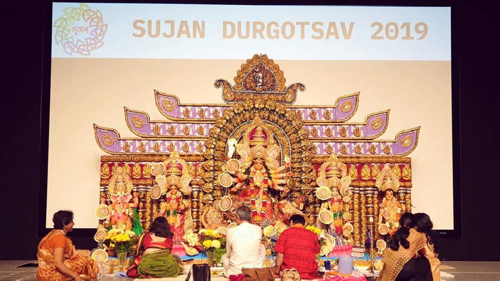 নানা ধরনের আনন্দায়জনের বৈচিত্রে পুজোর আমেজ যেন জাঁকিয়ে বসে সুজনের মণ্ডপে।