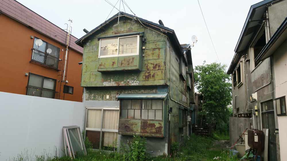 কেন এ রকম পরিণতি হতে চলেছে জাপানের? বিশেষজ্ঞদের মতে, দু’টি কারণের মিলিত প্রভাব পড়ছে জাপানের উপর। এক, ক্রম হ্রাসমান জনসংখ্যা এবং দুই, কর্মসূত্রে তরুণ প্রজন্মের অন্যত্র চলে যাওয়ার প্রবণতা।