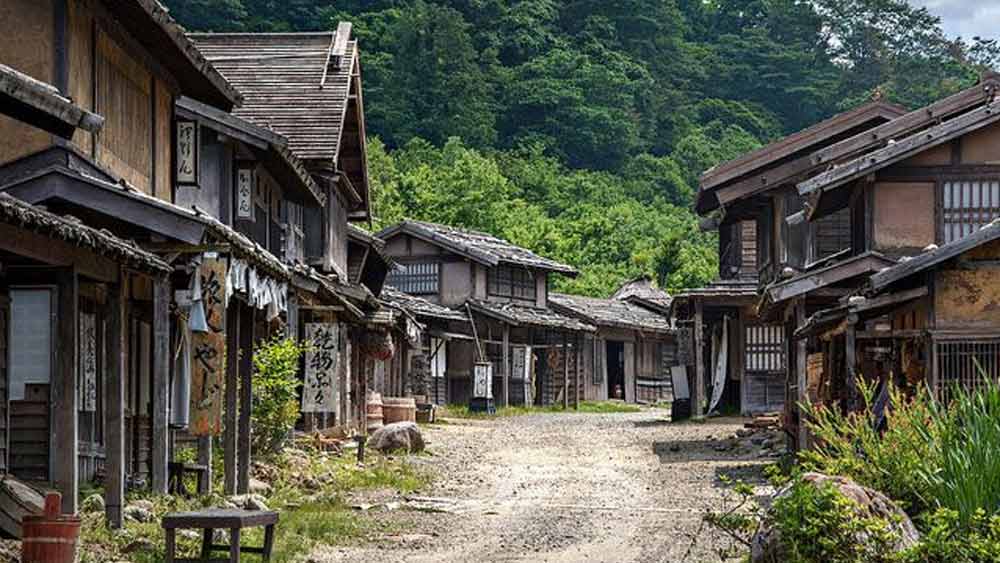 ওই সমীক্ষা আরও একটি তথ্য সামনে তুলে ধরেছিল। সেই অনুযায়ী, ১৯৬৮ সাল থেকে ২০১০ সাল পর্যন্ত অন্তত ১০ লক্ষ জনসংখ্যা হারিয়ে ফেলেছিল জাপান। এর সঙ্গে দোসর হযে দাঁড়িয়েছে জাপানের ক্রমাগত জন্মহারের হ্রাস পাওয়া। তার উপর কর্মসূত্রে তরুণ প্রজন্ম অন্য দেশে পাড়ি দিতে শুরু করায় এই সমস্যা আরও বেড়ে যায়।