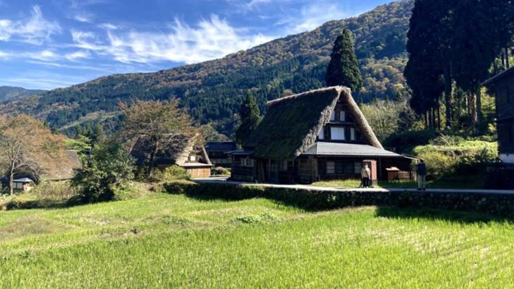 টোকিয়োর টোয়োশিমা-কু শহরের প্রশাসন এই সমস্যামুক্তির একটি উপায় বার করেছে। পরিত্যক্ত বাড়ি কিনে কেউ সংস্কার করতে চাইলে প্রশাসনের পক্ষ থেকে তাঁকে ভর্তুকি দেওয়া হবে। টোয়োশিমার পাশাপাশি আরও বেশ কিছু অঞ্চলের প্রশাসনও ভর্তুকির নিয়ম চালু করেছে।