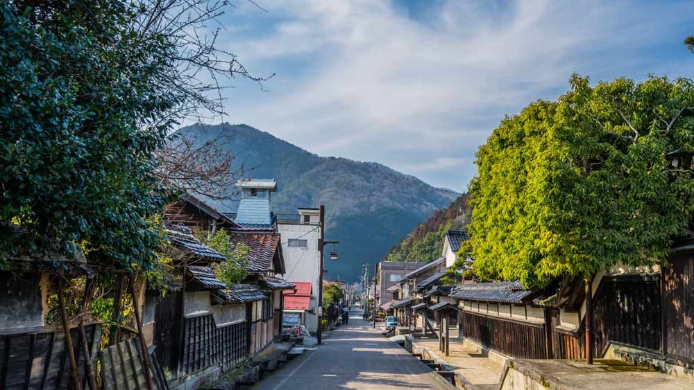 টোকিয়ো থেকে ঘণ্টা দুয়েক দূরত্বে থাকা ওকোসুকা-র প্রশাসন বাড়ি বিক্রির জন্য আলাদা করে একটি ওয়েবসাইট তৈরি করেছে। পুরনো বাড়ি কিনতে ইচ্ছুকদের জন্য খুব সস্তায় বাড়ি বিক্রির বিজ্ঞপ্তি জারি করেছে। 