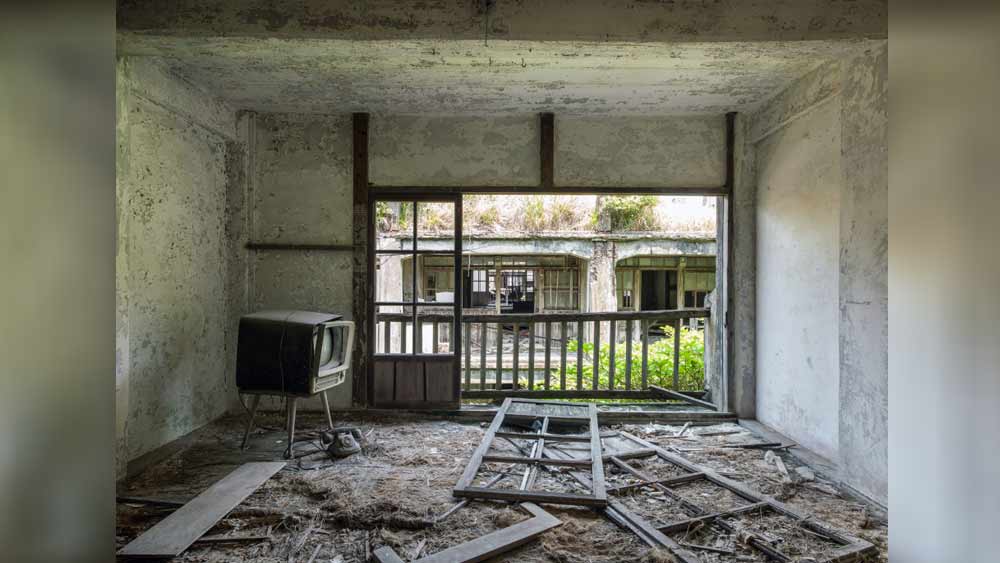 ভারতীয় মুদ্রায় মাত্র চার লাখ টাকাতেই জমি-সহ আস্ত বাড়ি কেনার সুযোগ পাবেন ইচ্ছুকরা। শুধু শর্ত একটাই। যিনি বা যাঁরা ওই বাড়ি কিনবেন তাঁদের ১৮ বছরের নীচে সন্তান থাকতে হবে। এলাকায় কম বয়সিদের কমতে থাকা সংখ্যা নিয়ন্ত্রণে রাখার জন্যই এই সিদ্ধান্ত।