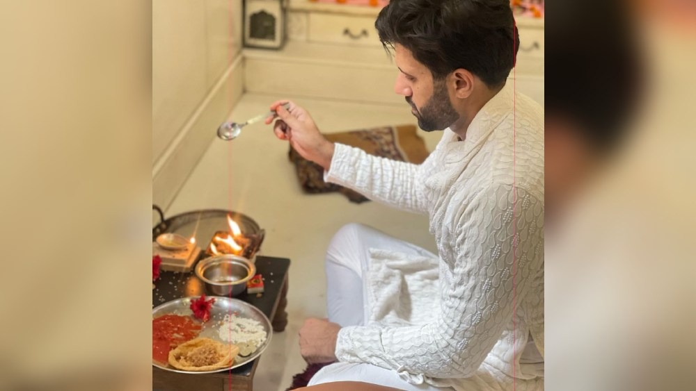 নিখিল জৈন অষ্টমীর সকালেই ছবি দিলেন মাতৃ-আরাধনার। সাদা পাজামা-পাঞ্জাবিতে নিখিল পুজোর আচারে মগ্ন। সঙ্গে বিবরণীতে লিখলেন, 'অসুর নিধনের জন্য মা আছেন। অশুভ বিনাশের জন্য আমরা আছি।'