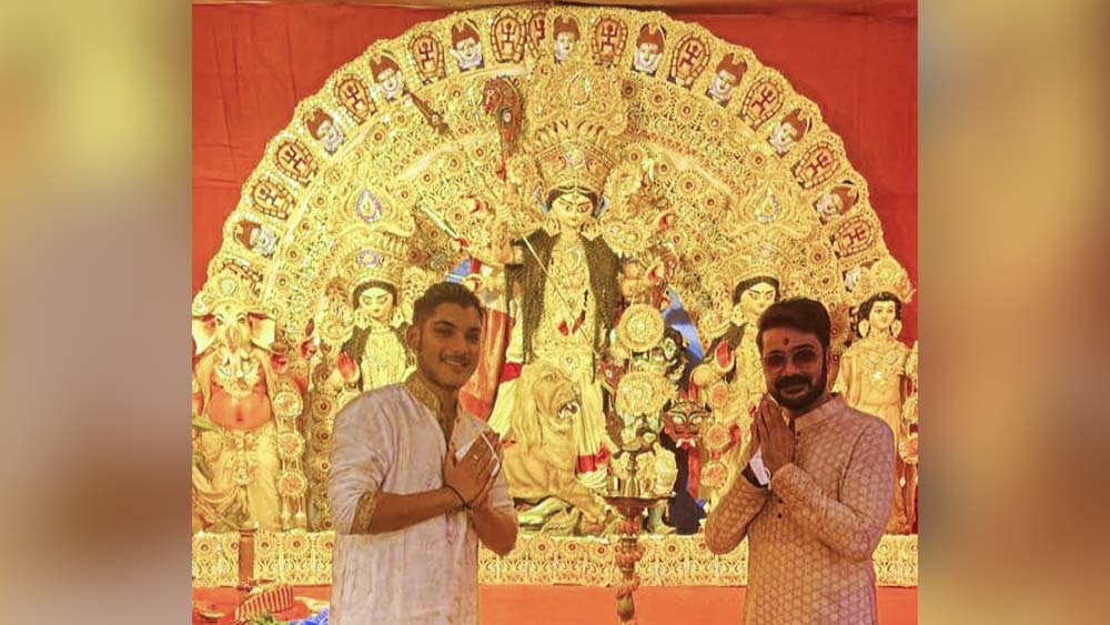 টলিউডে প্রসেনজিৎ চট্টোপাধ্যায় প্রায় একাই রাজত্ব করেছেন বহুদিন। ষাট ছুঁই-ছুঁই, তবু দাপট কমেনি এতটুকু। অষ্টমীর সকালে ছেলে মিশুককে নিয়ে তাঁকে দেখা গেল প্রতিমার সামনে। সনাতনী পাজামা-পাঞ্জাবিতে পিতা, আর ধুতি-পাঞ্জাবিতে পুত্র। বিবরণীতে সকলের প্রিয় বুম্বাদা লিখলেন, ‘মহাষ্টমীর শুভেচ্ছা। বন্ধুবান্ধব, পরিবারের সঙ্গে খুব ভালো কাটুক।’