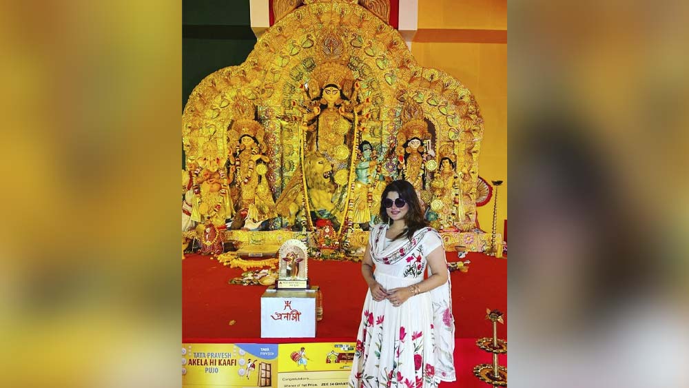 অষ্টমীর সকালে অভিনেত্রী শ্রাবন্তী চট্টোপাধ্যায়কে দেখা গেল হাল্কা সাজে। জাঁকজমক নেই, তবু সাদা আনারকলিতে অল্প সাজে মাতৃমুর্তির সামনে নায়িকাকে খুবই স্নিগ্ধ দেখাচ্ছে।