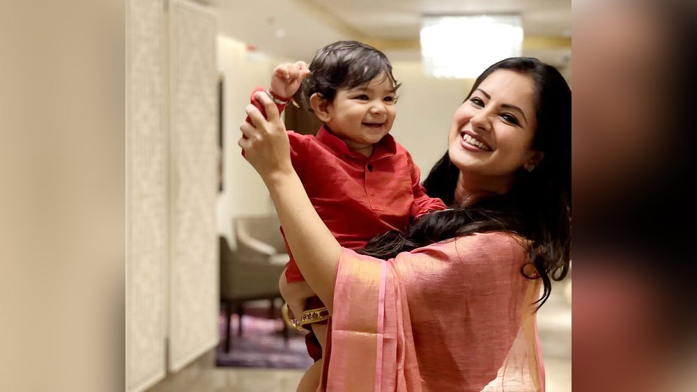 পুত্র কৃশিবকে কোলে নিয়ে আনন্দে মাতলেন অভিনেত্রী পূজা বন্দ্যোপাধ্যায়। নিজের ইনস্টাগ্রামের পাতায় সেই আনন্দের মুহূর্ত ভাগ করে নিলেন অনুরাগীদের সঙ্গে। ছবিতে কৃশিবকে দেখা যাচ্ছে লাল-ধুতি পাঞ্জাবিতে, আর মা সেজেছেন গোলাপি শাড়িতে।
