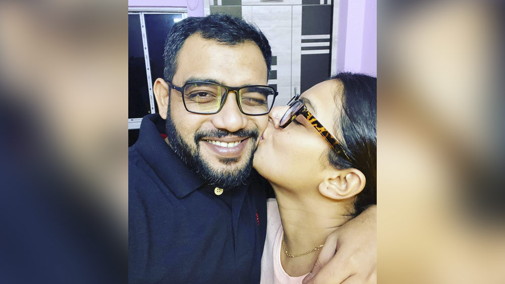 গায়িকা ইমন চক্রবর্তী পুজোয় মাতলেন প্রেমে। স্বামীর গালে আলগা চুম্বন নিজস্বীতে ফ্রেমবন্দী করে দিলেন ইনস্টাগ্রামে। বিবরণীতেও লিখলেন প্রেমের বার্তা, ছড়ালেন উষ্ণতা।